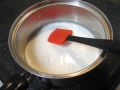 バター・砂糖・牛乳・水を沸騰させる
