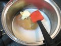 バターと砂糖・はちみつ・牛乳を鍋に入れる
